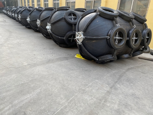 Schutz von Booten mit aufblasbaren Gummi-Fendern und eingetauchten Reifenschnurstoffmaterialien