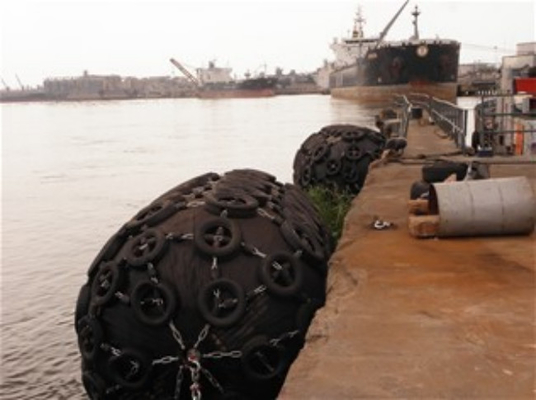 Schiff, das pneumatische schwarzes Yokohama Kettenreifen-Netz Gummipuffer ISO 17357 schwimmt