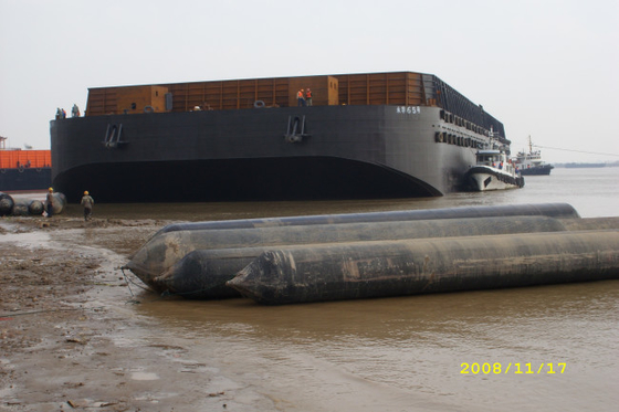 Antiberstschiff, das Marine Movable Heavy Lifting Airbags startet